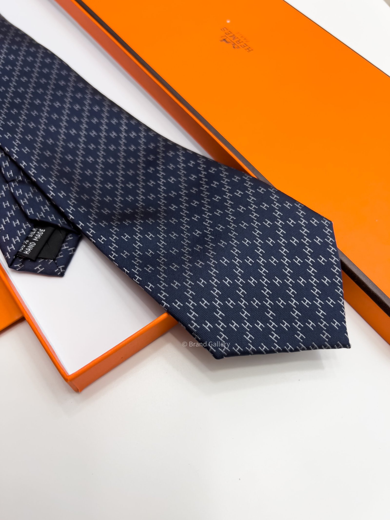 HERMES - Navy DIAMOND H PATTERN SILK TIE - Image 4